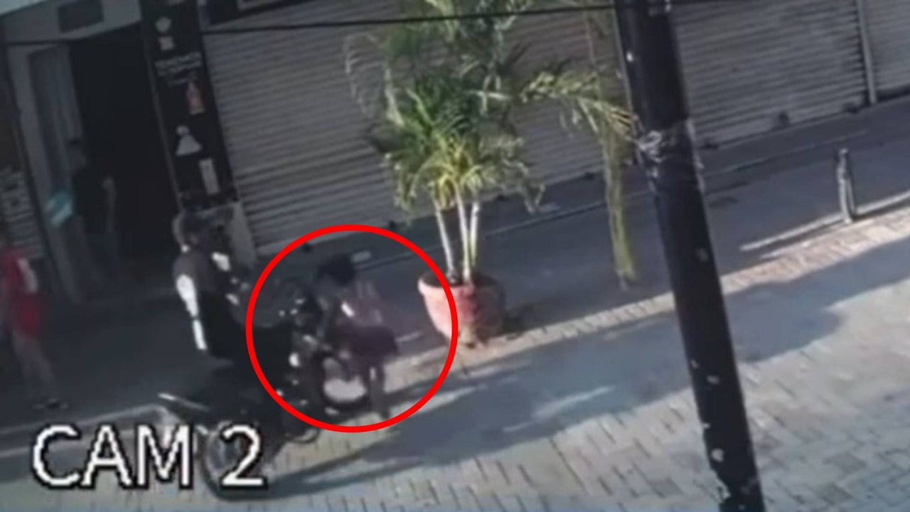 Video: Girl brutally hit by a motorcyclist driving on a pedestrian street in Santa Marta