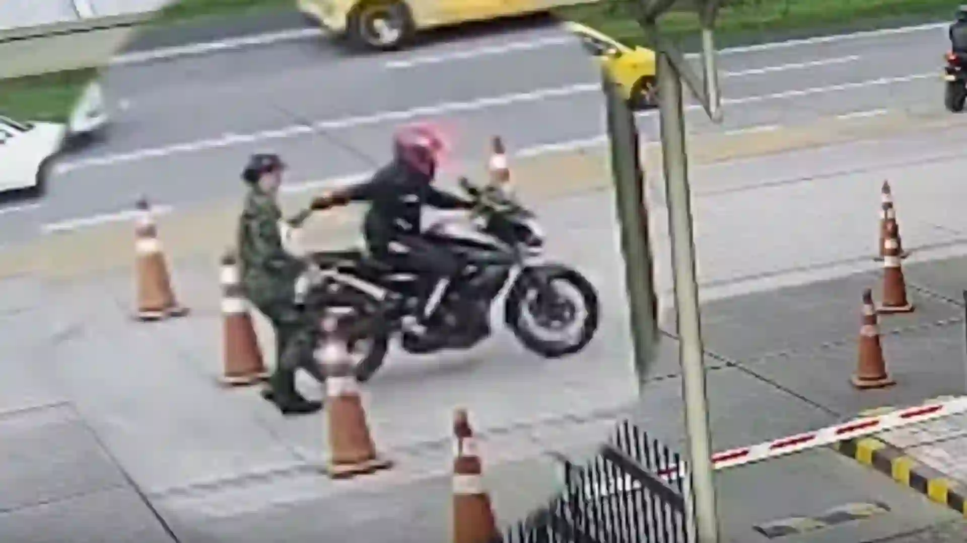 Videos inéditos de cómo roban a diario en el CAN: así le raparon el celular a una militar