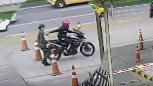 Videos inéditos de cómo roban a diario en el CAN: así le raparon el celular a una militar Videos inéditos de cómo roban a diario en el CAN: así le raparon el celular a una militar