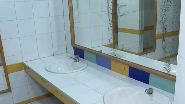 Colegio en ruinas en Cartagena le cobra a sus estudiantes por usar el baño: padres protestaron Colegio en ruinas en Cartagena le cobra a sus estudiantes por usar el baño: padres protestaron