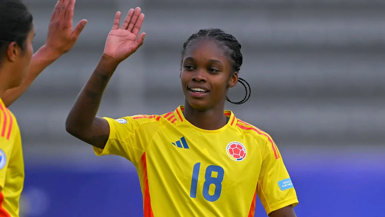 Linda Caicedo Dressed as Maradona: Dragged Four Rivals and Scored a Great Goal for Colombia