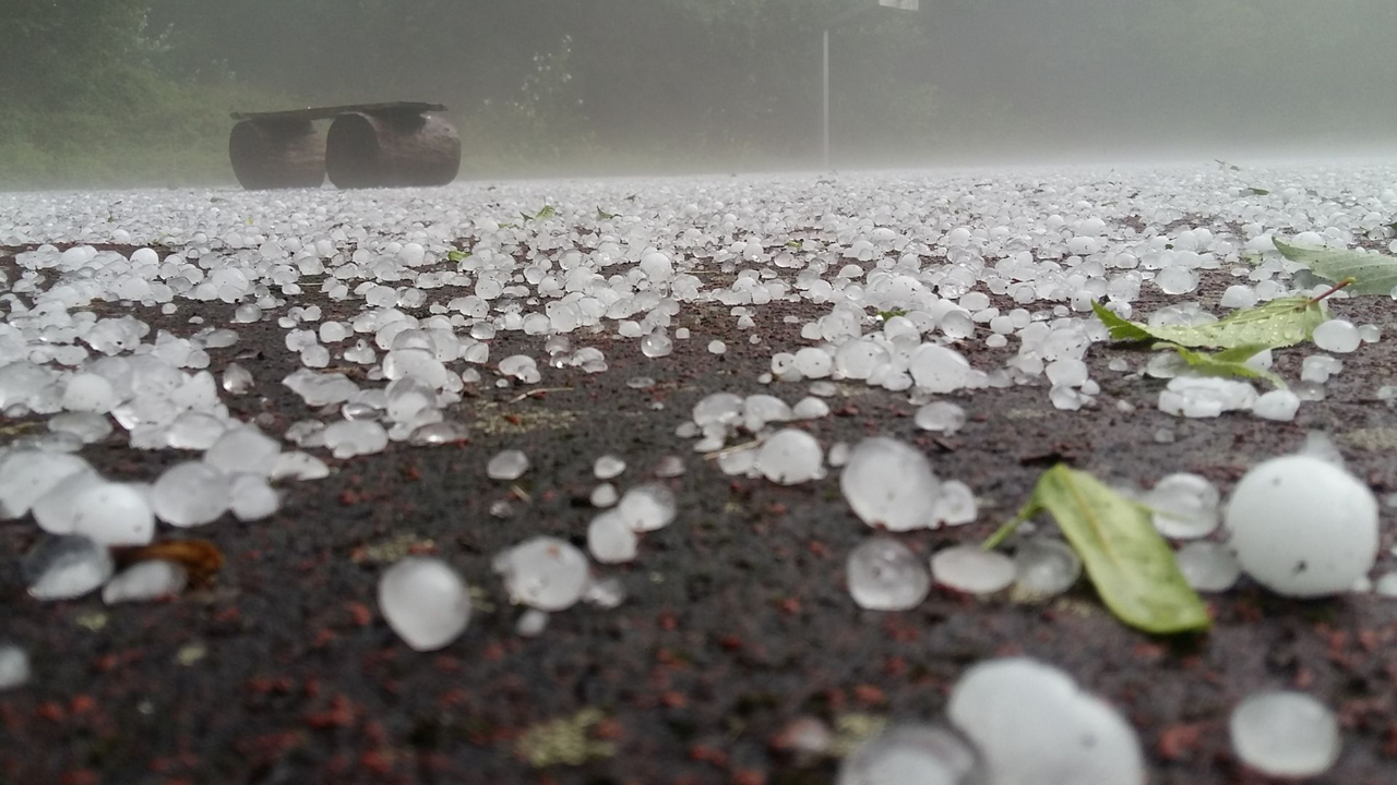 Golf ball-sized hail fell in the United States and alerted the community