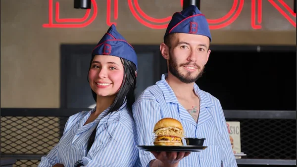 Los ganadores del último Burger Master presentan su hamburguesa para defender el título