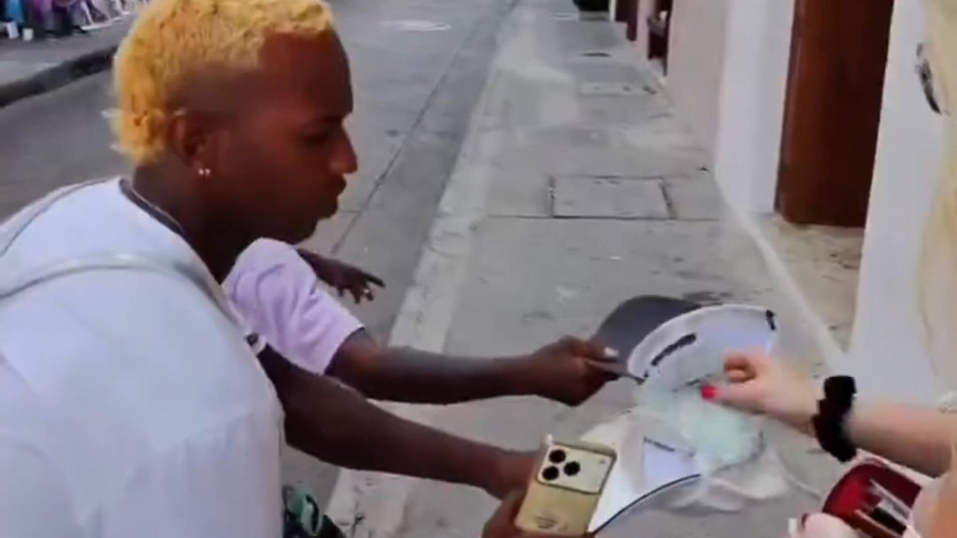 Supuestos raperos rodearon a turista en el Centro Histórico de Cartagena y desataron polémica por acoso