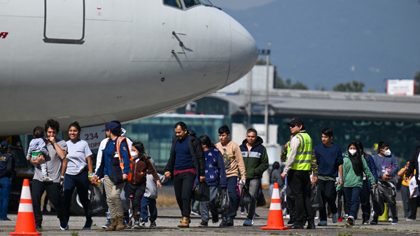 Chile promete aumentar la frecuencia con la que deportan migrantes: en el primer vuelo tras el anuncio iban colombianos