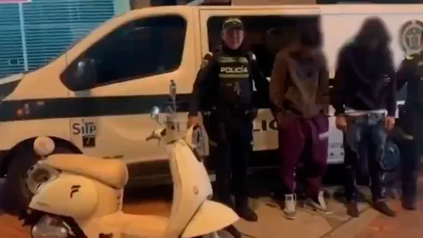 Violento asalto en Bogotá: cuatro hombres intimidan a pareja y su hijo para robar motos eléctricas