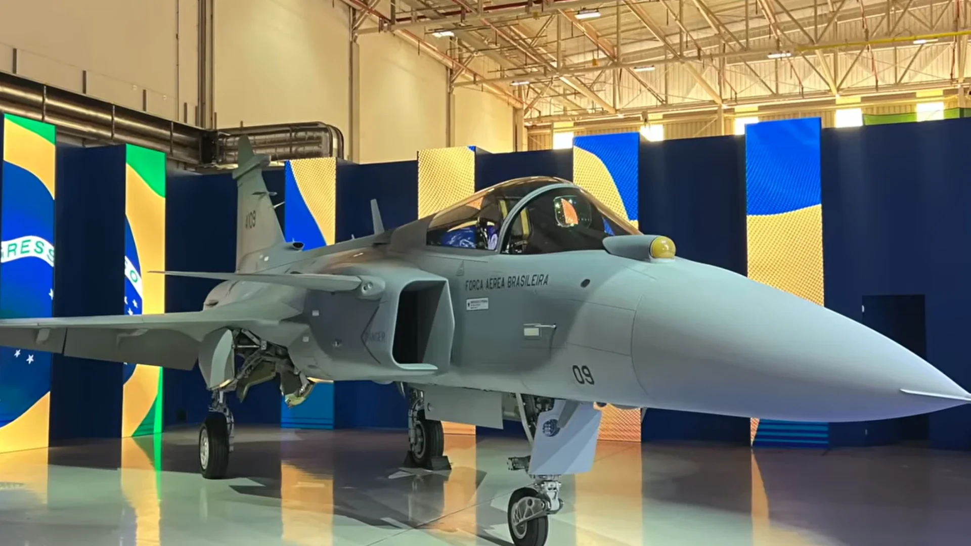 Avión Gripen supersónico fabricado en Brasil.