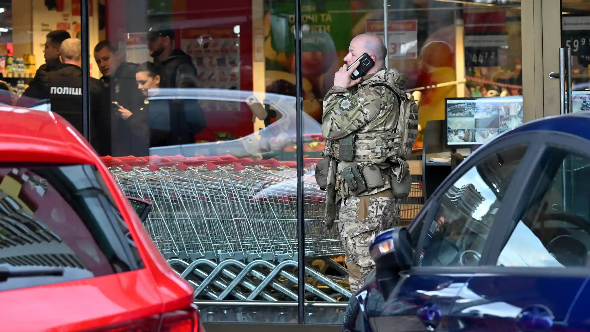 Cinco personas muertas y diez heridas deja tiroteo en supermercado de Kiev