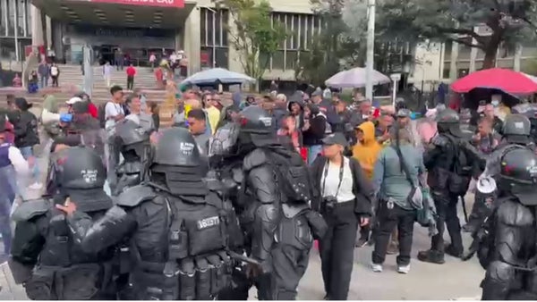 Bloqueos de vendedores informales paralizan la carrera 30 y la calle 26 en Bogotá