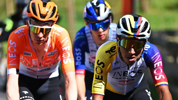 Egan Bernal brilló en la etapa reina del Tour de Los Alpes y pelea la general