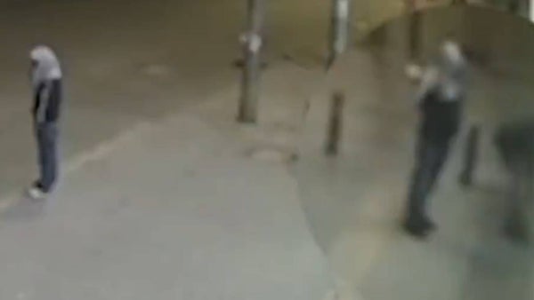 VIDEO | Ladrones rompieron candados en plena madrugada en Bogotá, pero un detalle frustró el robo