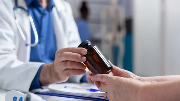 Los tratamientos y medicamentos que no pagará el Estado: ya son más de 100 servicios