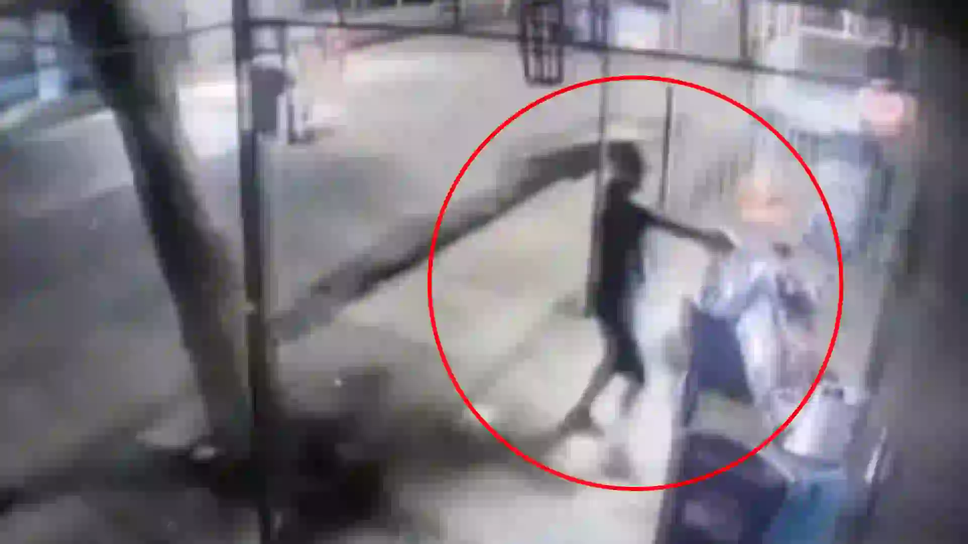 VIDEO registró el momento en el que un hombre atacó a tiros a una vendedora de chance en Barranquilla