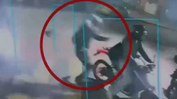 VIDEO | Delincuentes bajaron a un hombre de la moto en pleno atraco y huyeron, pero el GPS los cazó