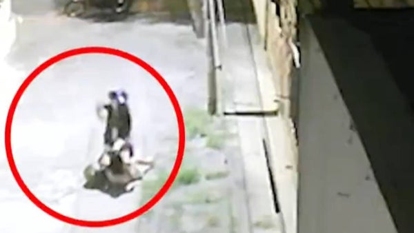 VIDEO | Mujer pidió un servicio de taxi y terminó salvajemente golpeada frente a la puerta de su casa en Cali