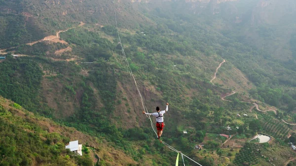 Histórico: colombiano impone récord mundial caminando a ciegas en el Cañón del Chicamocha