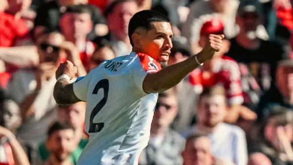 ¡Polémico gol de Daniel Muñoz ante Liverpool! Así salió abucheado de Anfield