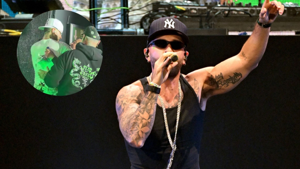 ¿Incómodo?: fanática subió a la tarima durante el show de Feid en Bogotá y así reaccionó el paisa