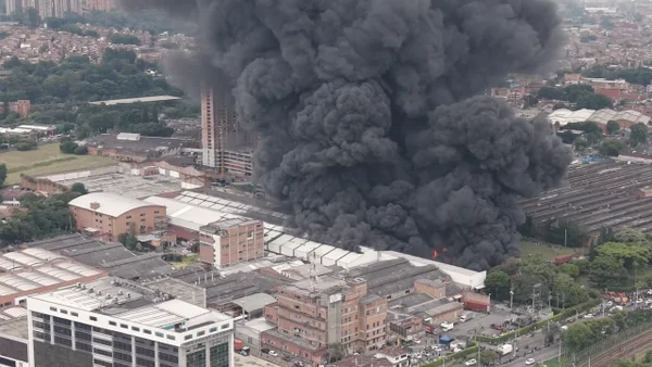 ¿Qué se sabe sobre el impresionante incendio en una fábrica de bicicletas en Itagüí?