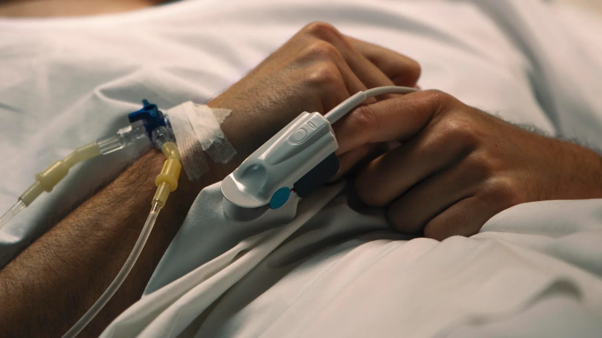 Hombre en cuidados intensivos tras golpiza.