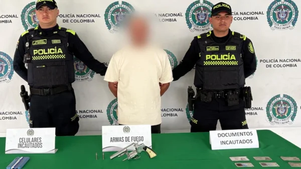 Capturan a hombre que estaba acechando afuera de un velorio en Bogotá: tenía listo un revólver
