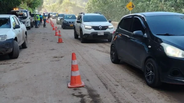 Reabren vía Mosquera–La Mesa tras retirar lodo, pero con condiciones: pilas, conductores