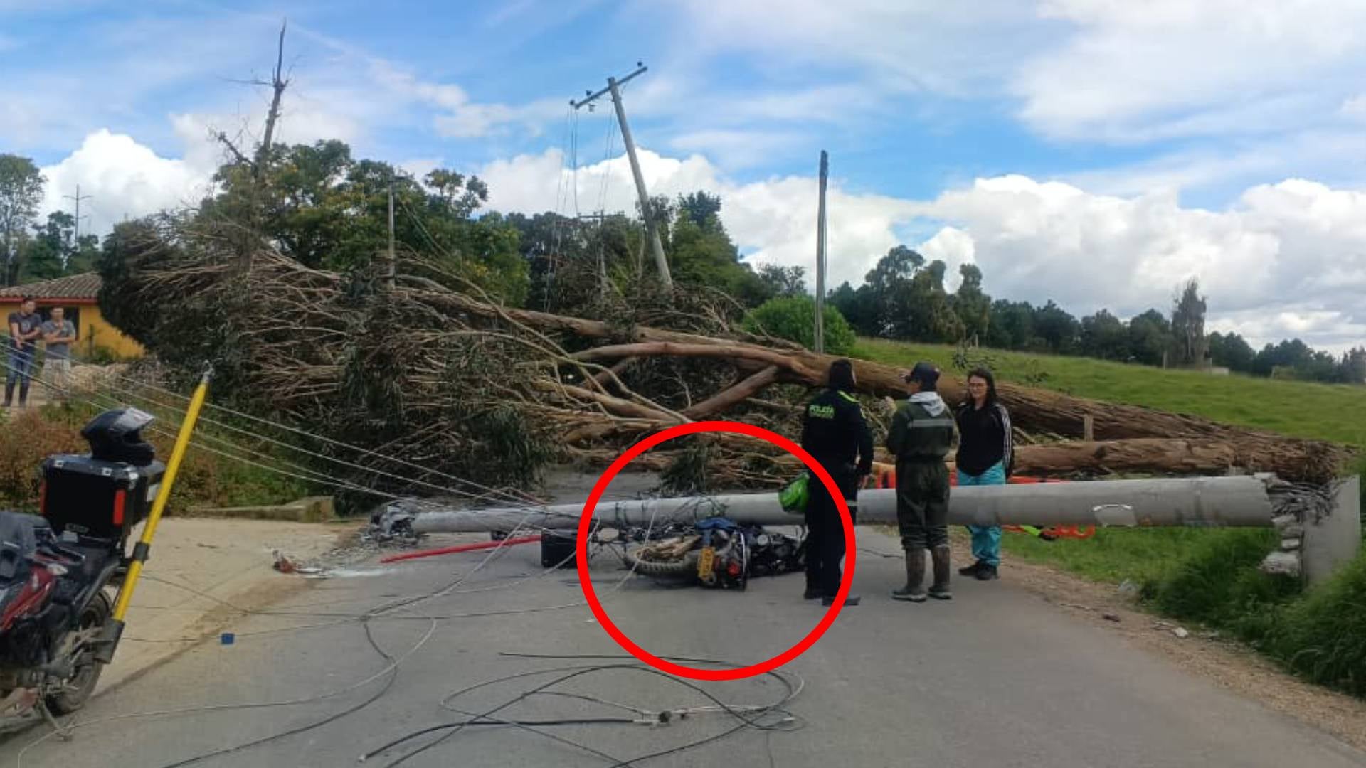 Poste de luz cayó sobre motociclista en Tabio