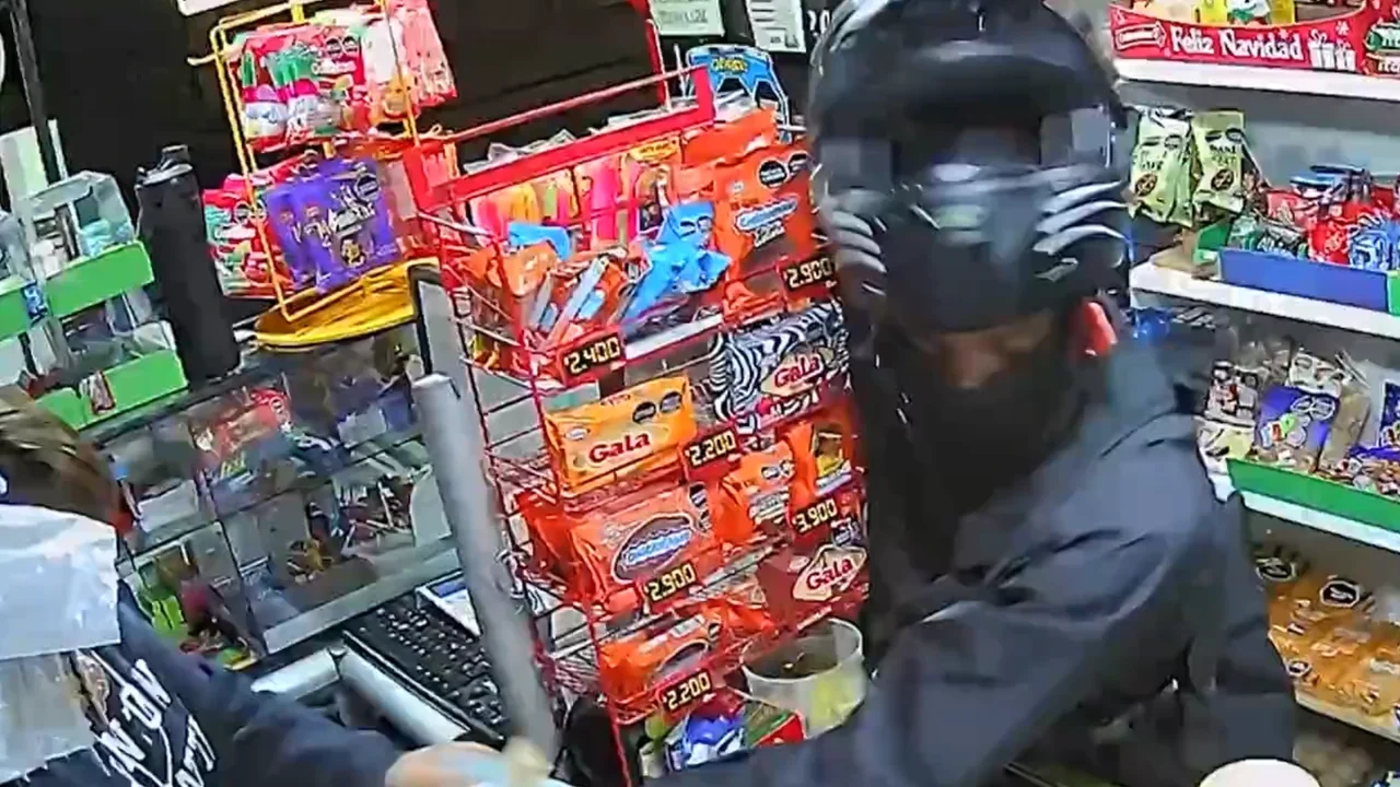 Merchants in a Bogotá neighborhood are worried about a gang that keeps robbing
