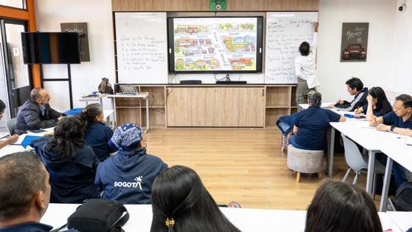 Bogotá lanza siete programas gratuitos para fortalecer la economía social