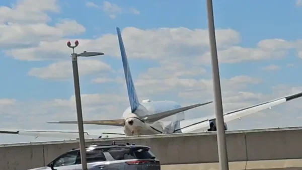 VIDEO | Momento en el que un avión golpeó a un camión cuando aterrizaba en Estados Unidos