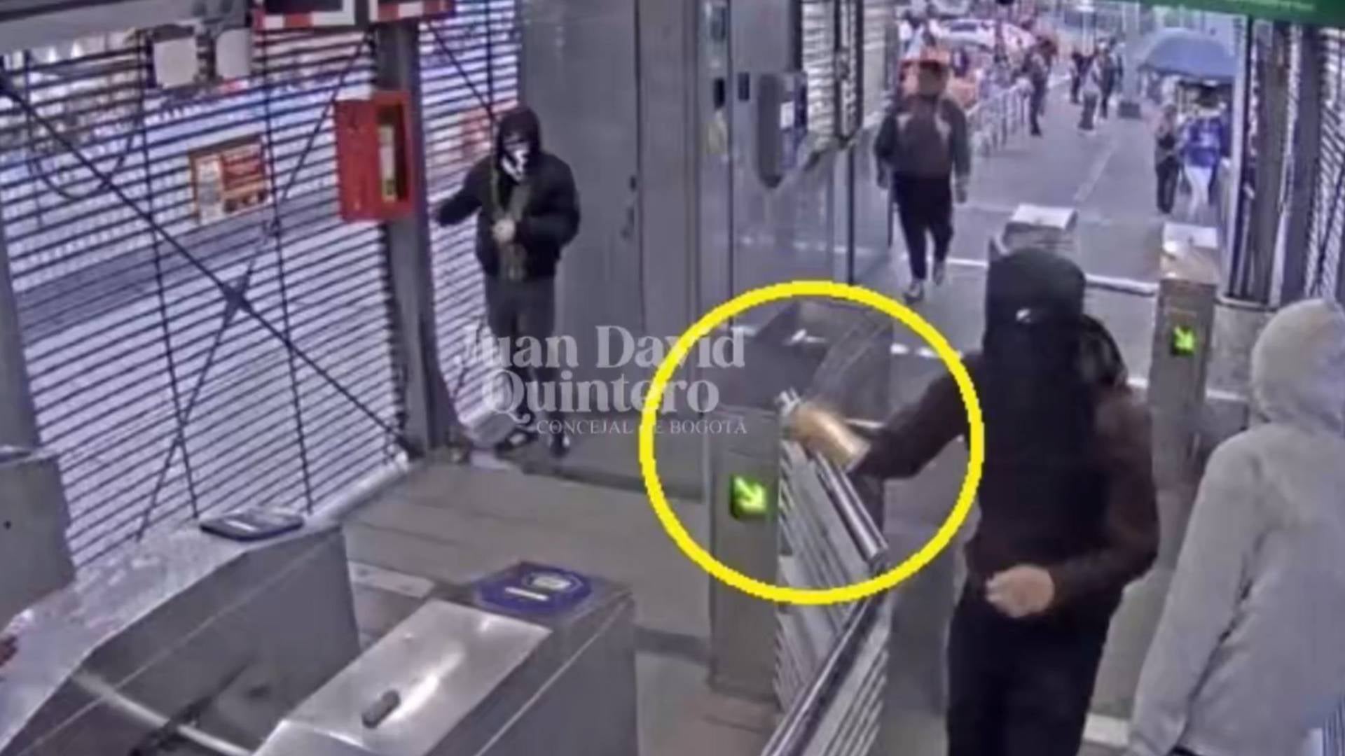 Encapuchados vandalizaron Transmilenio
