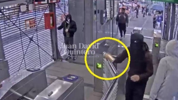 VIDEO | Encapuchados vandalizaron estación de Transmilenio para robar y evadir el pago del pasaje