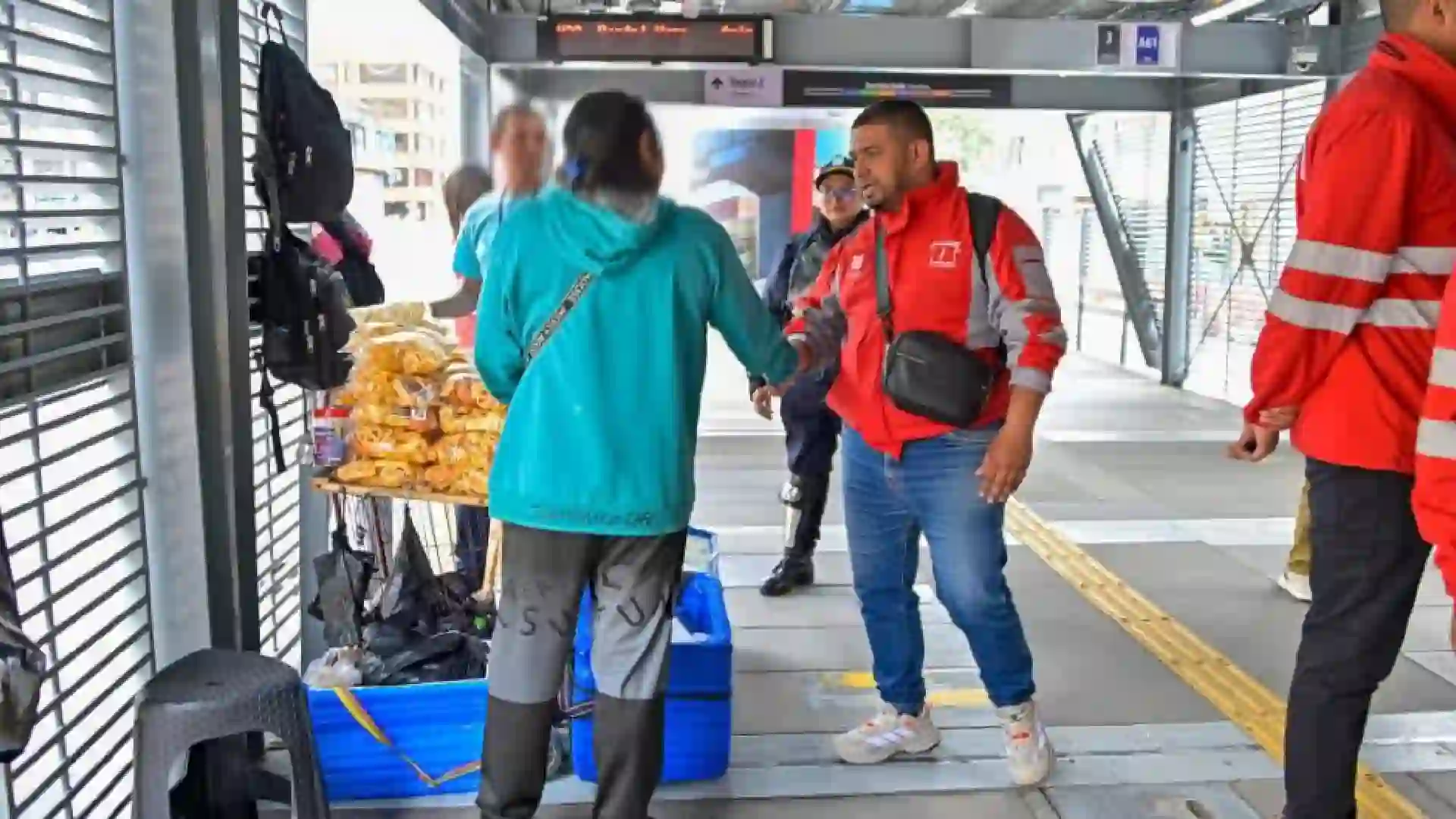 Aumentan operativos en TransMilenio contra vendedores informales: así serán las multas