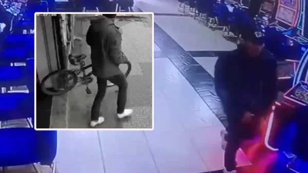VIDEO | Capturan a ladrón que intentó huir en bicicleta tras robar en un casino de Bogotá
