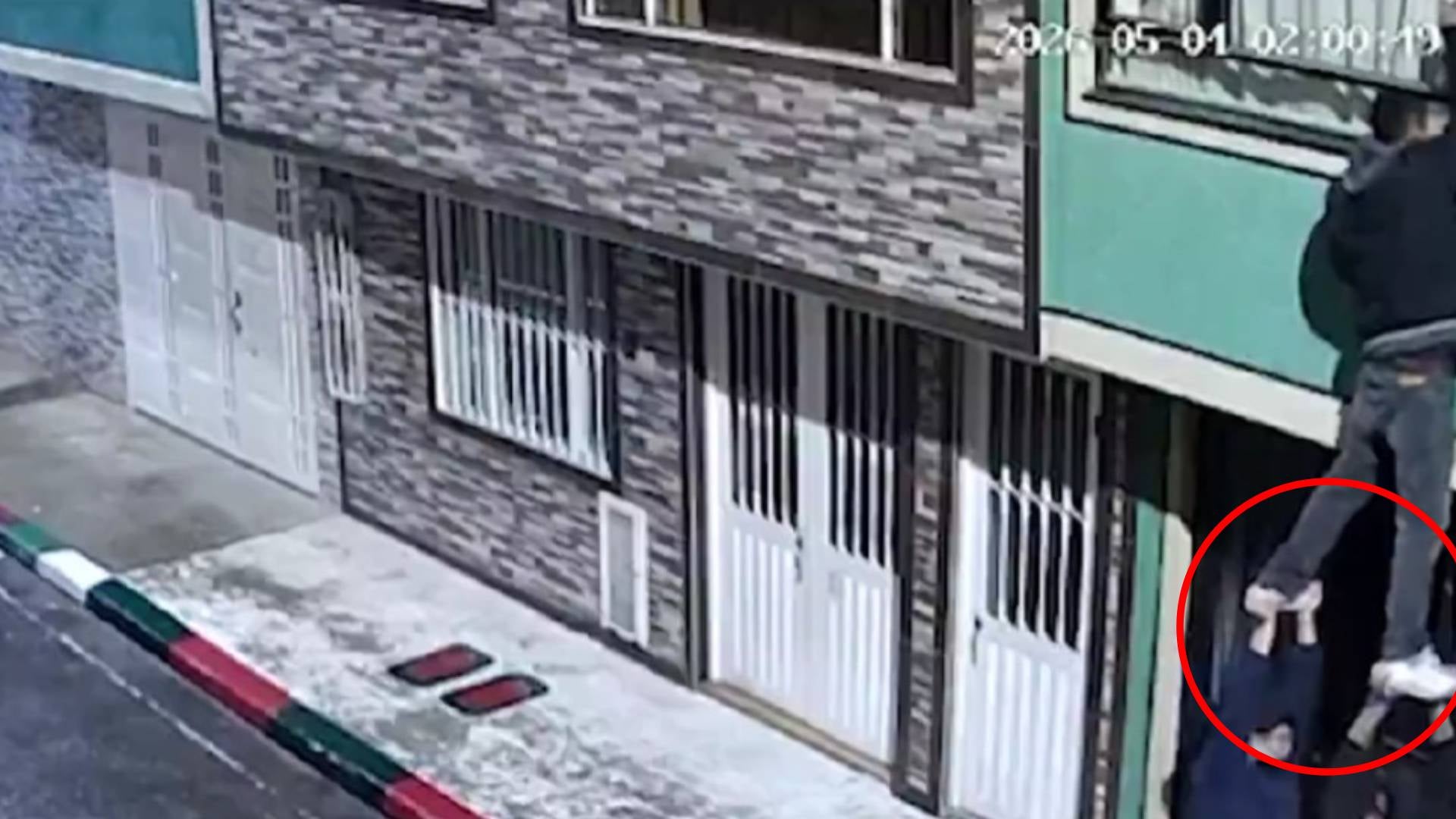 Escalera humana para robar