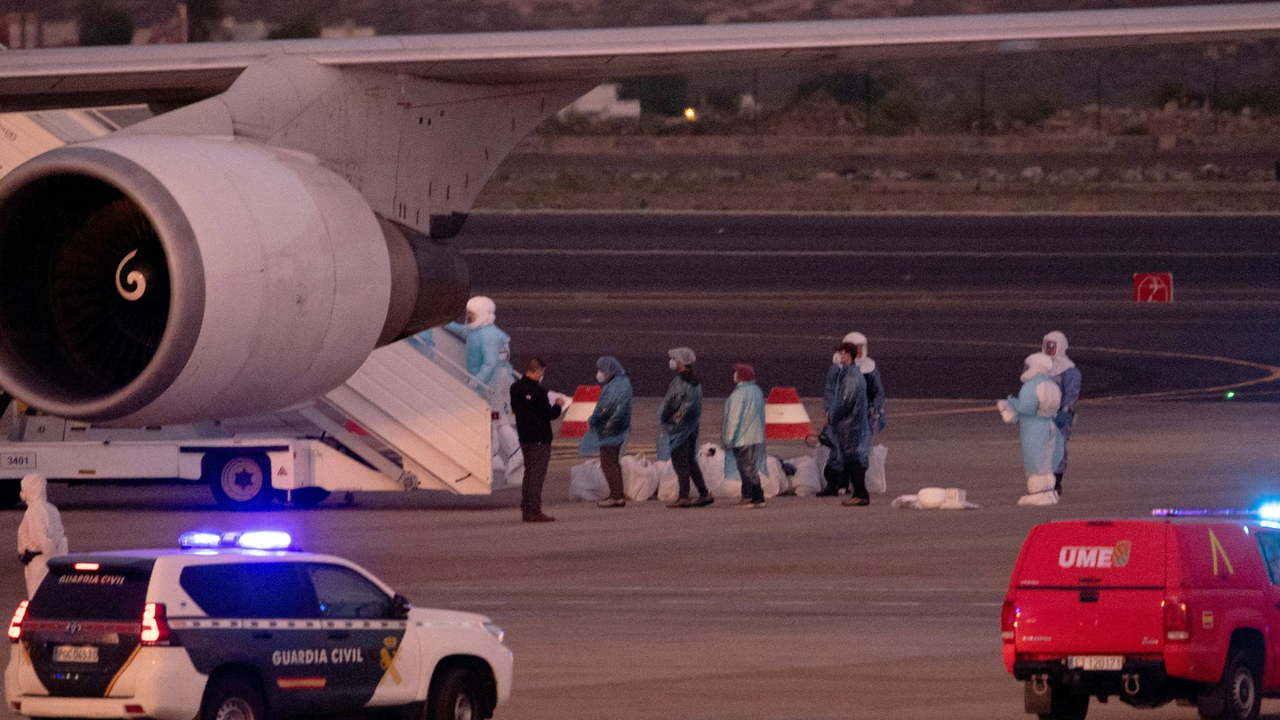 What will happen to the passengers of the MV Hondius cruise ship after disembarking?