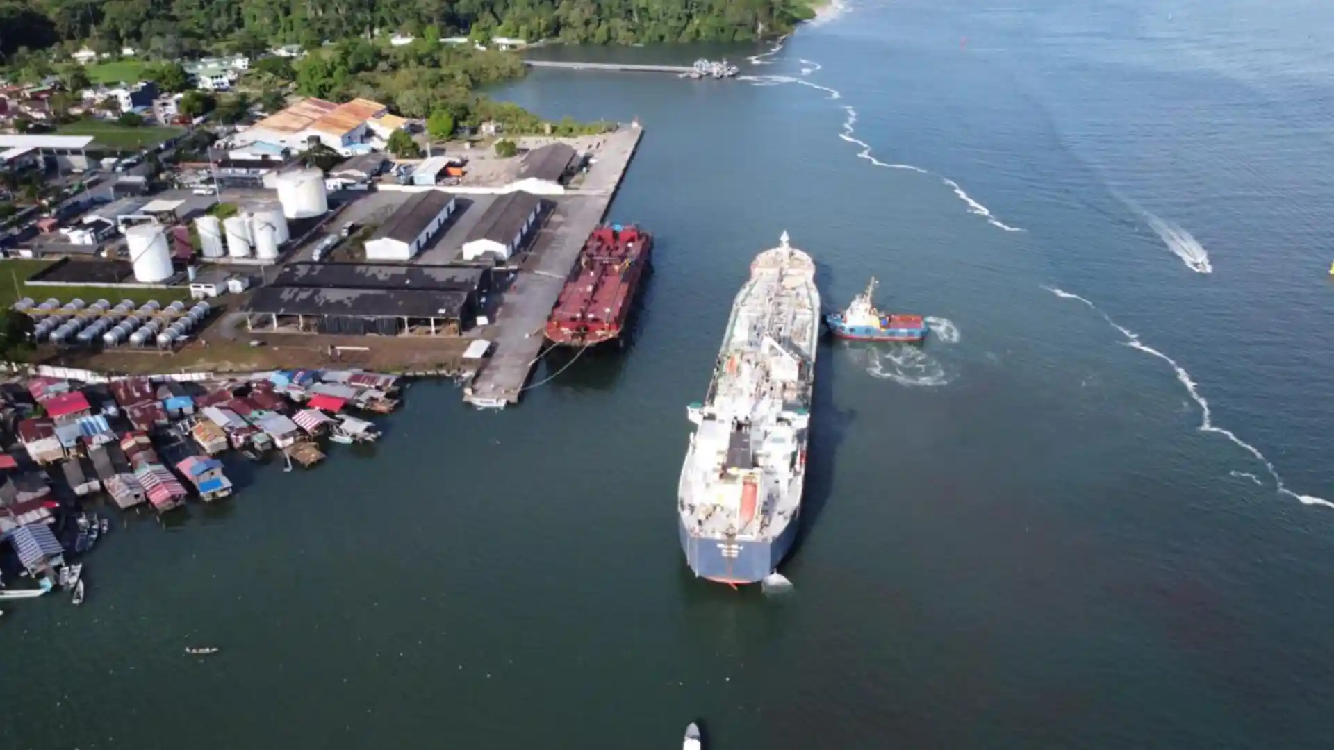 Buque con 7,4 millones de galones llegó a Tumaco para garantizar suministro de gasolina y diésel