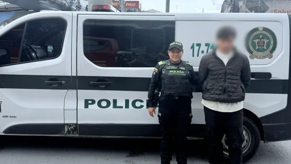 Lo vieron vendiendo droga en Transmilenio e intentó arriesgar su vida lanzándose a la vía Lo vieron vendiendo droga en Transmilenio e intentó arriesgar su vida lanzándose a la vía