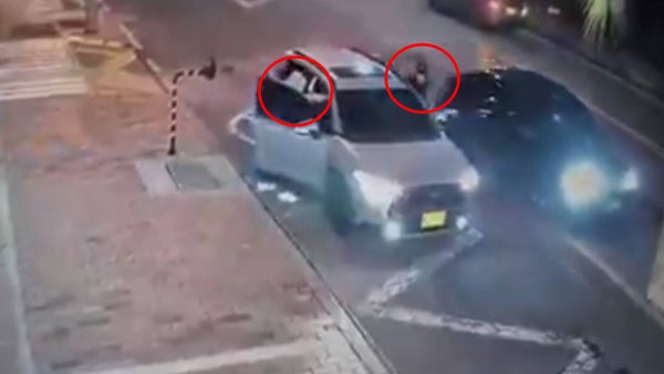 Video | Así le robaron una camioneta Toyota a un conductor frente a un conjunto en Colina Campestre
