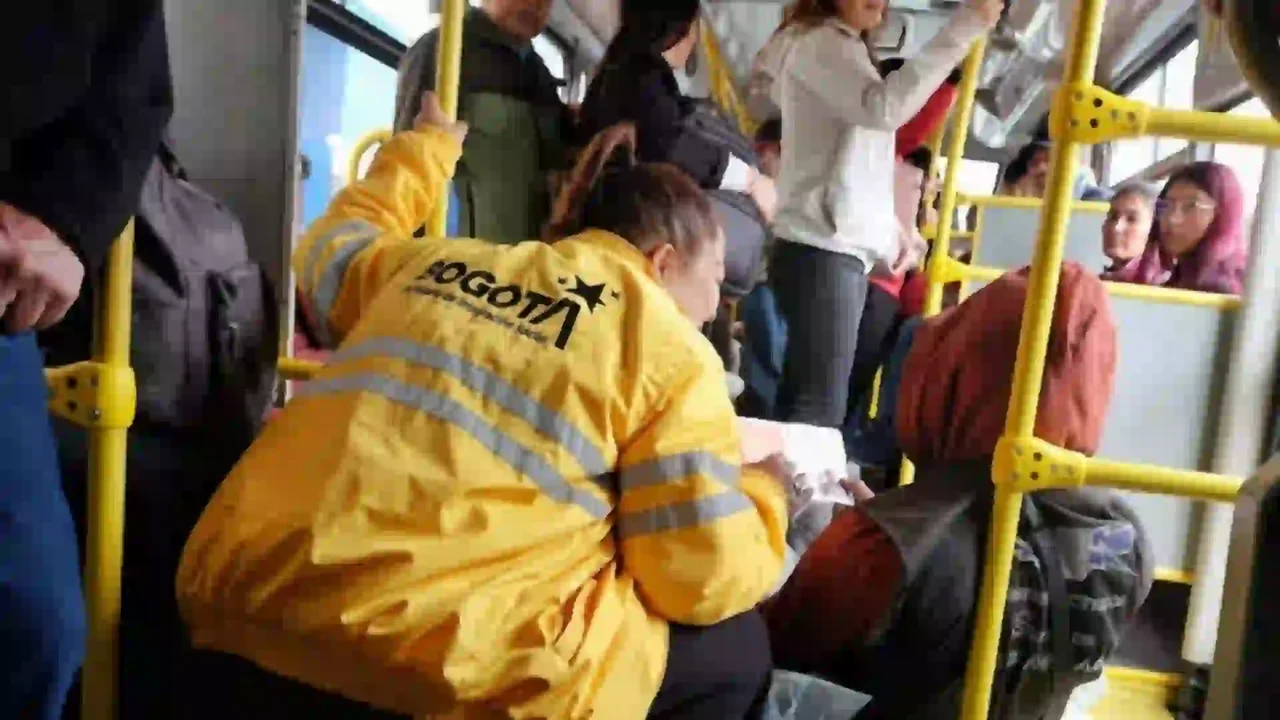 Step by step to report homeless people inside Transmilenio wagons