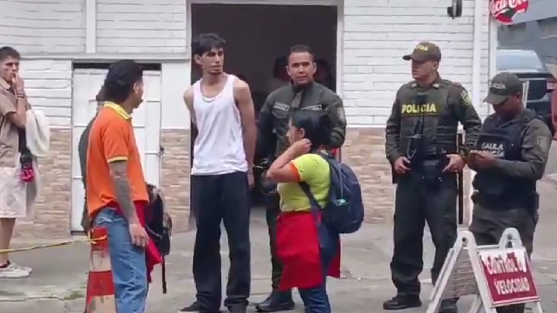 Estudiante robando en un Ara de Bogotá