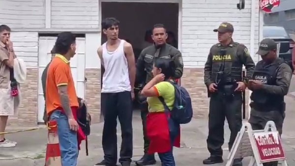 Estudiante terminó detenido tras presunto robo de licor en un Ara en medio de una protesta de la Distrital Estudiante terminó detenido tras presunto robo de licor en un Ara en medio de una protesta de la Distrital