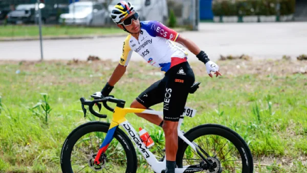 Egan Bernal sufrió en la primera montaña del Giro de Italia: así quedó la clasificación general