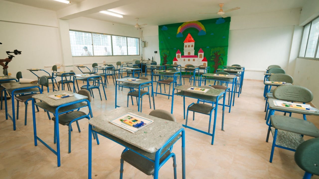 Rural school in Cordoba opens sixth grade with recycled desks