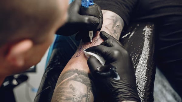 Joven murió tras presuntamente realizarse un tatuaje en Expotatuaje Medellín: la organización ya rompió el silencio