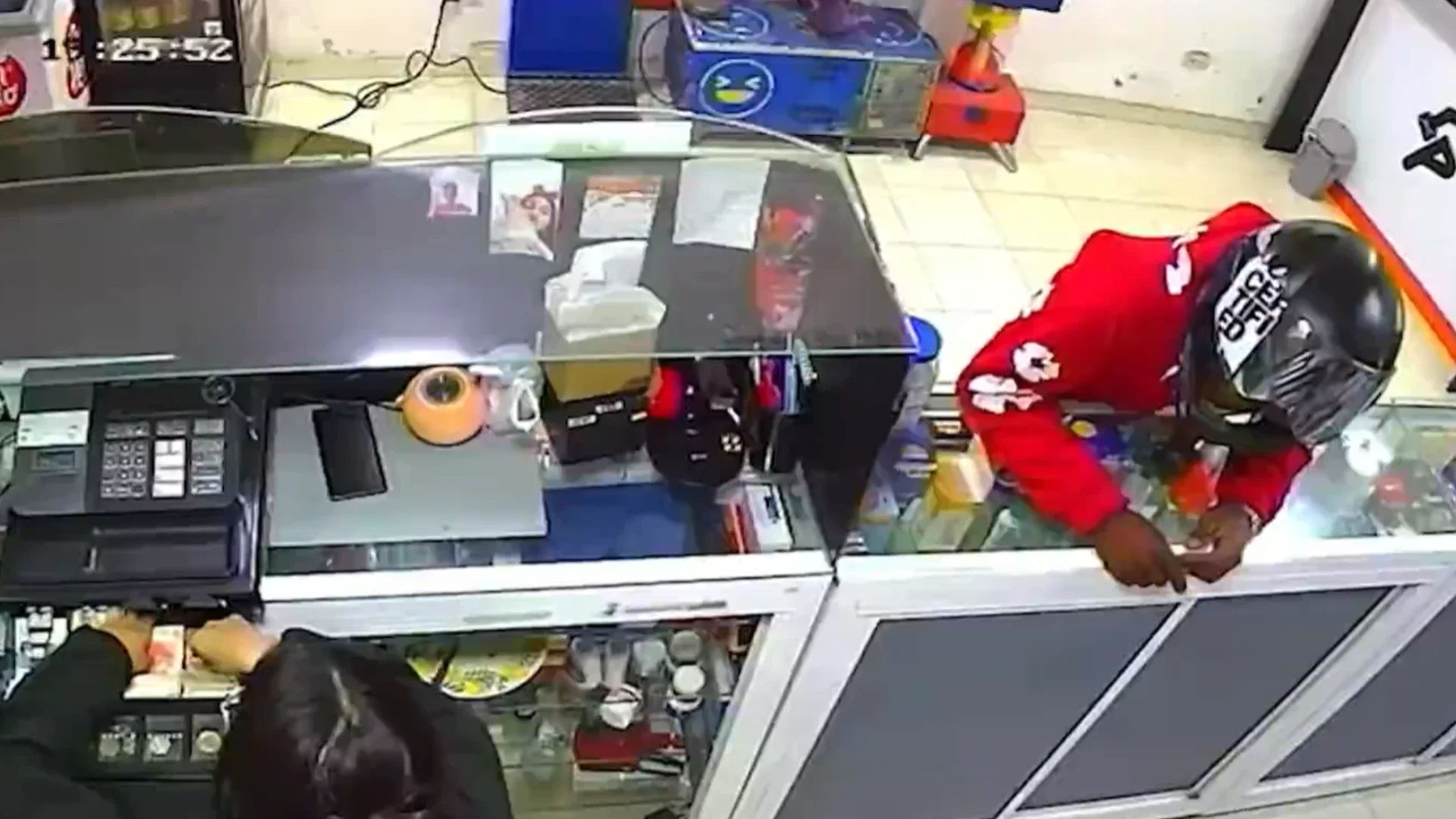 Ladrón tiene atemorizados a los comerciantes en Bogotá.