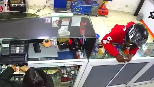 Comerciantes en Bogotá están preocupados por el ‘terror de las tiendas’: cuatro robos en una semana Comerciantes en Bogotá están preocupados por el ‘terror de las tiendas’: cuatro robos en una semana