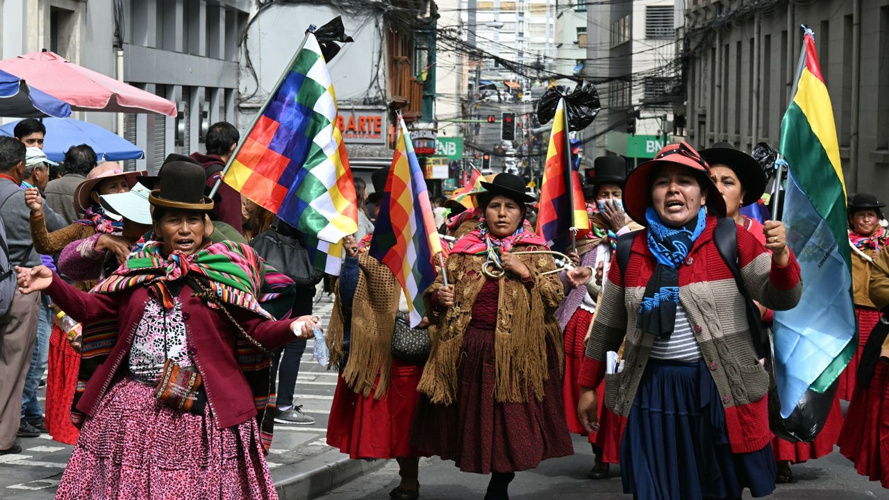 Bloqueos paralizan Bolivia y agravan crisis contra el presidente Rodrigo Paz