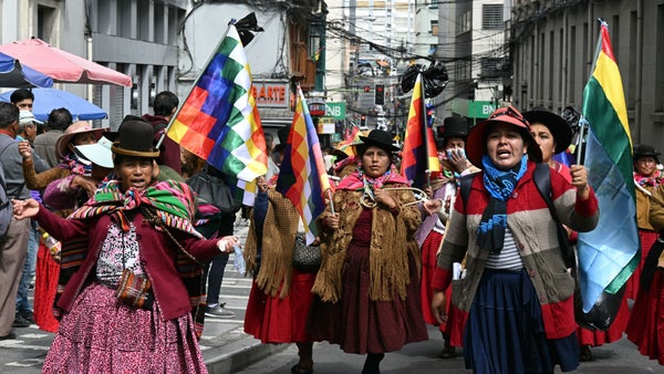 Bloqueos paralizan Bolivia y agravan crisis contra el presidente Rodrigo Paz Bloqueos paralizan Bolivia y agravan crisis contra el presidente Rodrigo Paz