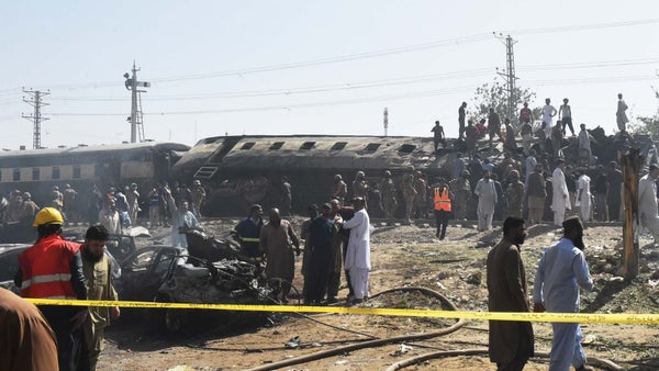 Atentado contra un tren en Pakistán deja más de 20 muertos, la mayoría militares Atentado contra un tren en Pakistán deja más de 20 muertos, la mayoría militares
